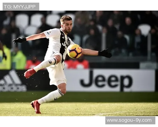 王刚禁区外惊天凌空抽射飞出画面引发全场惊叹落地时长超五秒